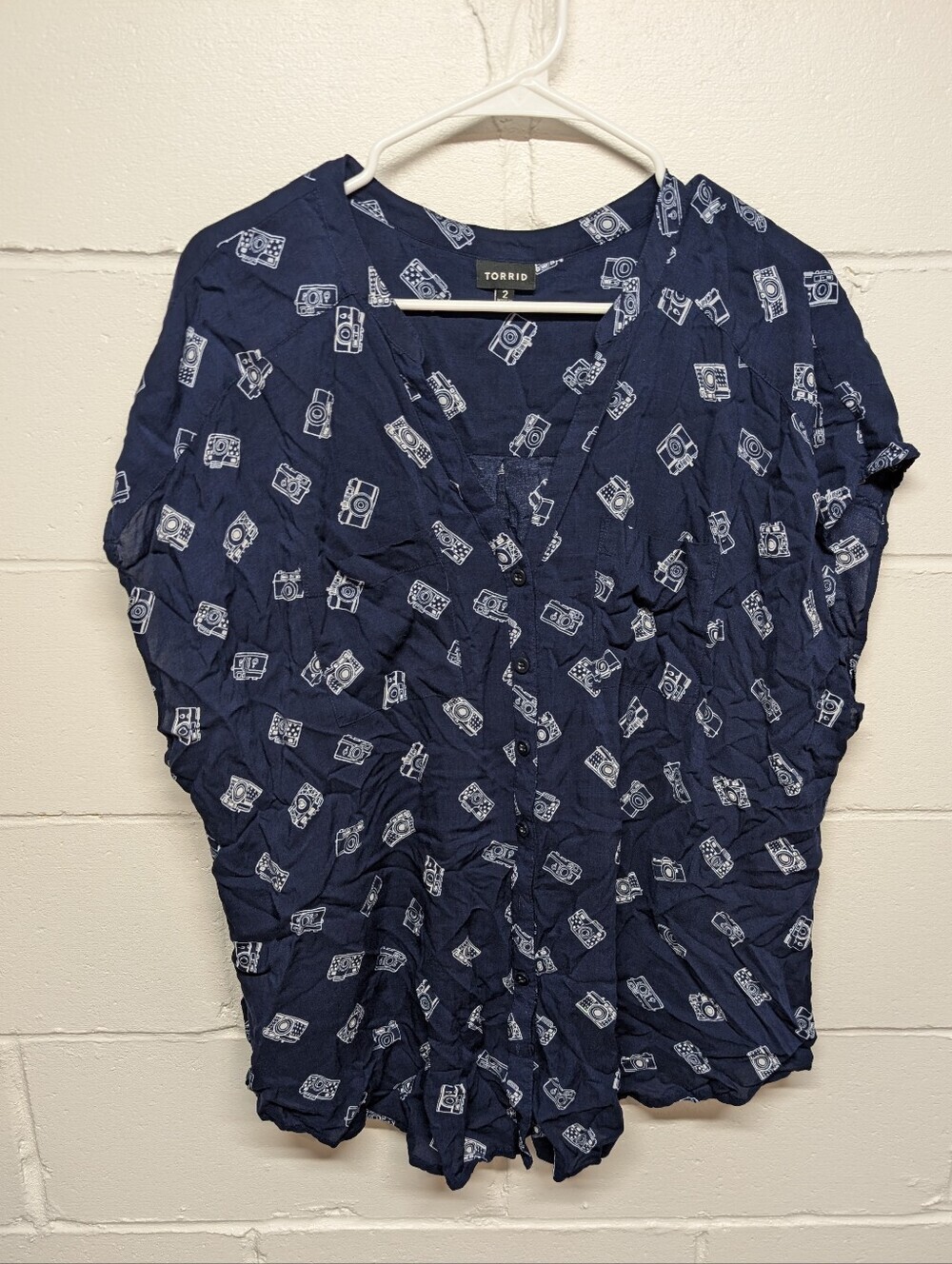 TORRID Navy Camera Novelty Print Soft Doleman Sleeve V-Neck Top Blouse (2X)